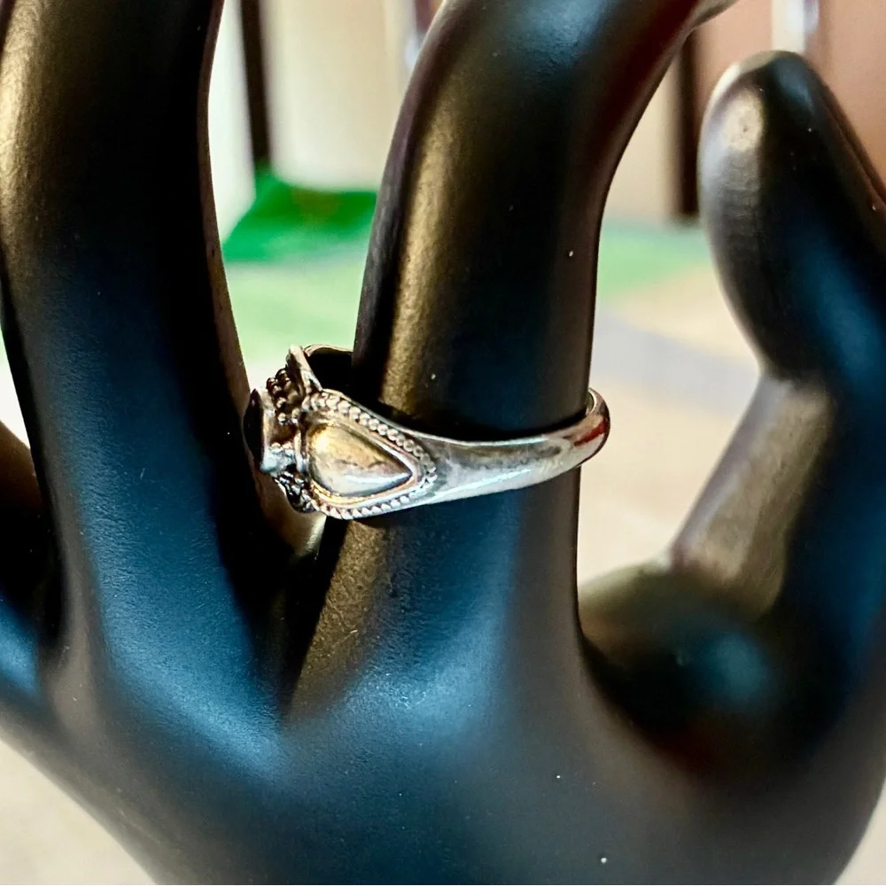 Vintage Dainty Oval Cut, Amethyst Ring in 9.25 Sterling Silver Size 8.0 - Picture 2 of 8